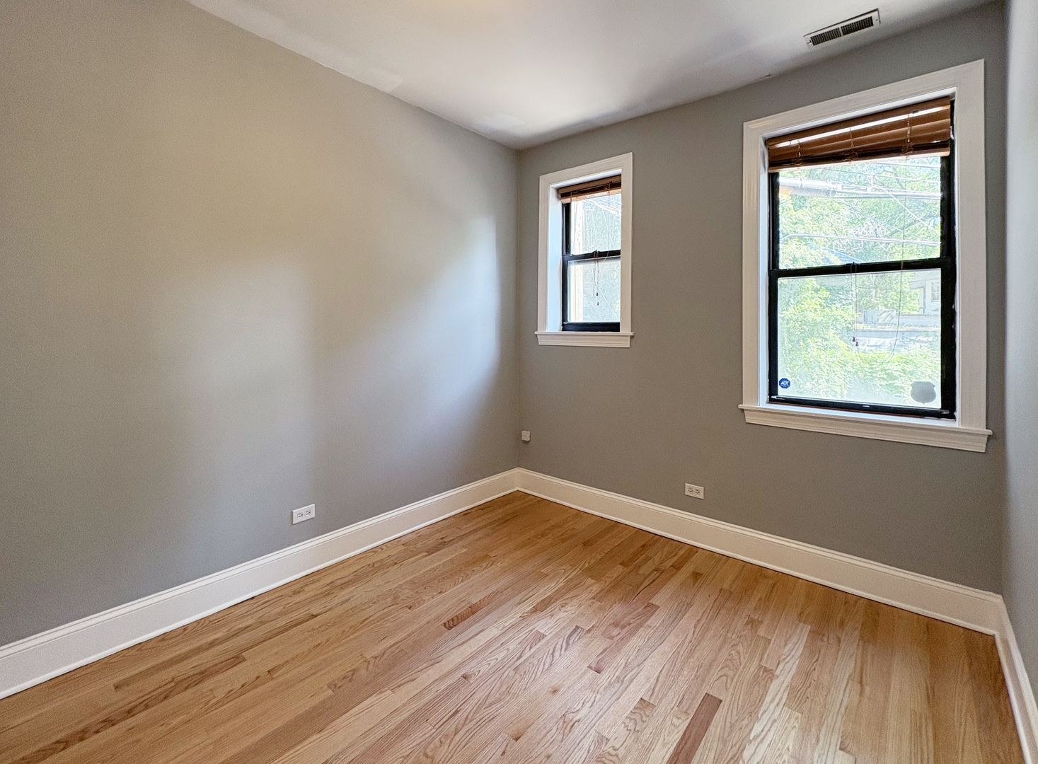 7635 1/2 N Greenview Avenue 1S