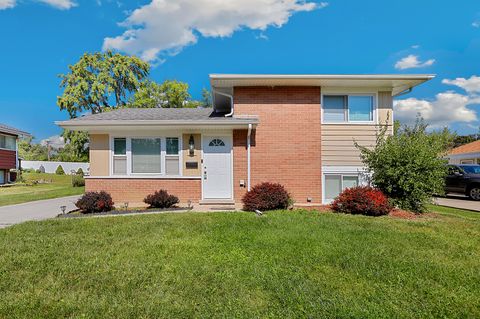 Photo of 613 Saratoga Drive, Chicago Heights, IL 60411 (MLS # 12472950) Photo of 613 Saratoga Drive, Chicago Heights, IL 60411 (MLS # 12472950)