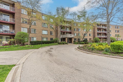 Tiny photo for 945 E Kenilworth Avenue #423, Palatine, IL 60074 (MLS # 12666907)