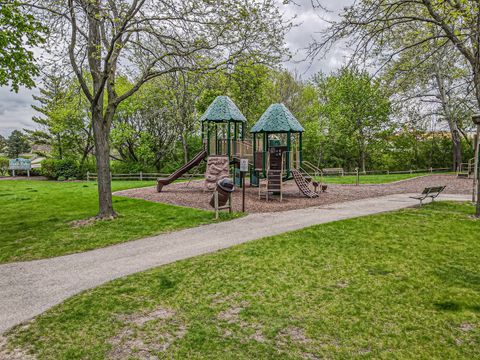 Tiny photo for 945 E Kenilworth Avenue #423, Palatine, IL 60074 (MLS # 12666907)