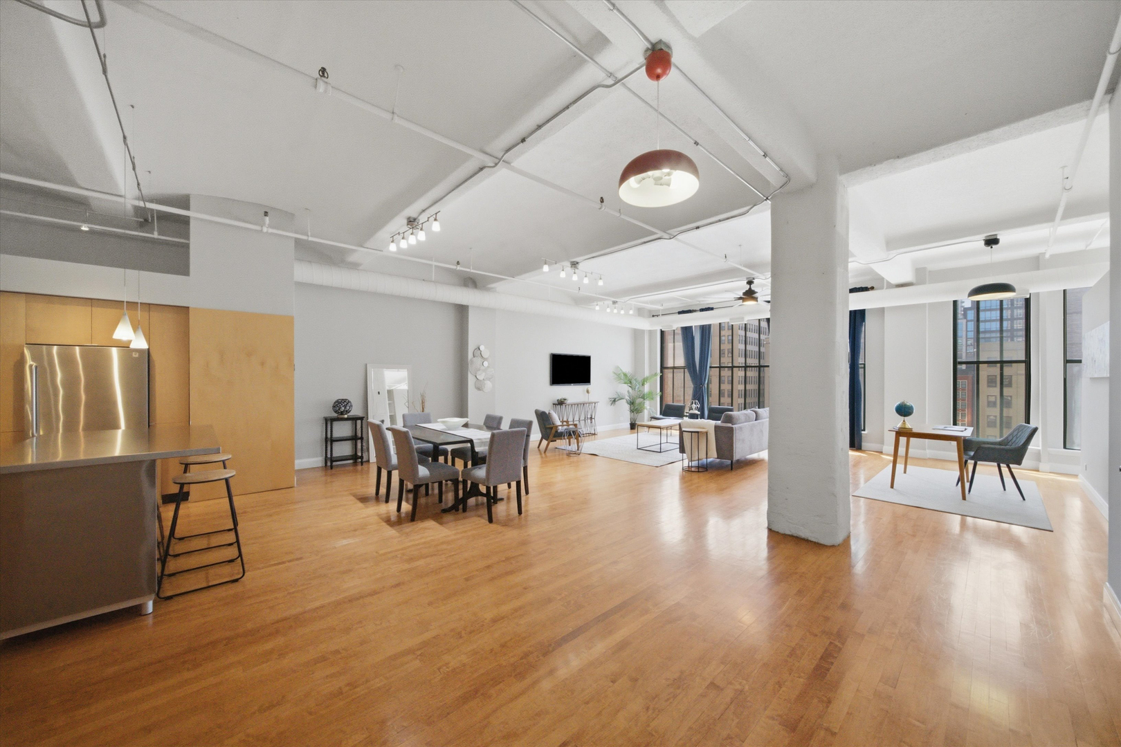 633 S Plymouth Court 702