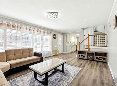 Tiny photo for 507 S Waterman Avenue, Arlington Heights, IL 60004 (MLS # 12596180)