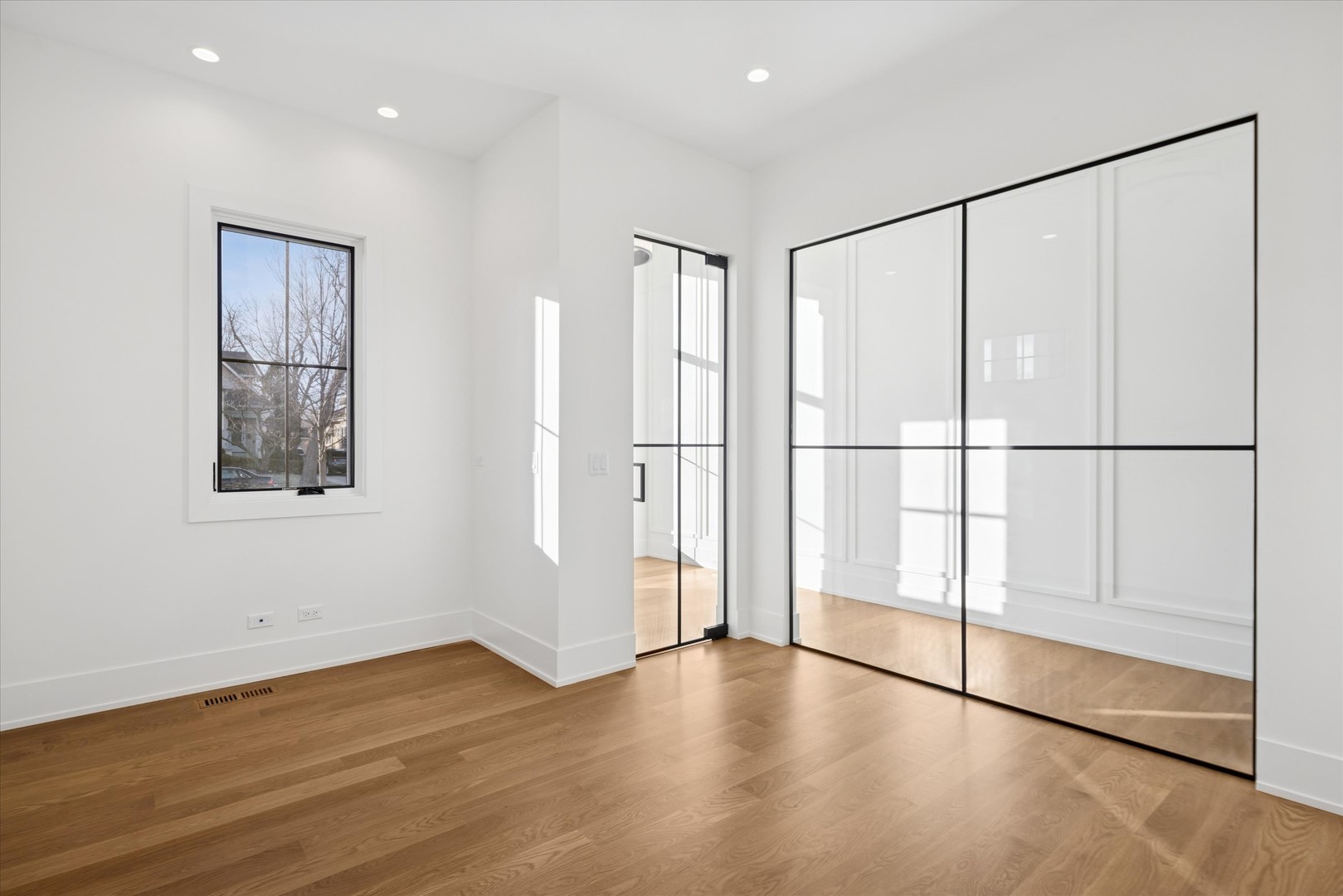 153 S Kenmore Avenue