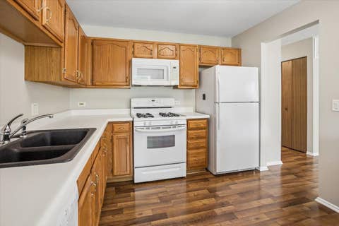 Tiny photo for 33 Ashburn Court #B, Schaumburg, IL 60193 (MLS # 12659200)