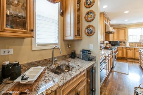 Tiny photo for 909 Red Oak Drive, Western Springs, IL 60558 (MLS # 12409934)