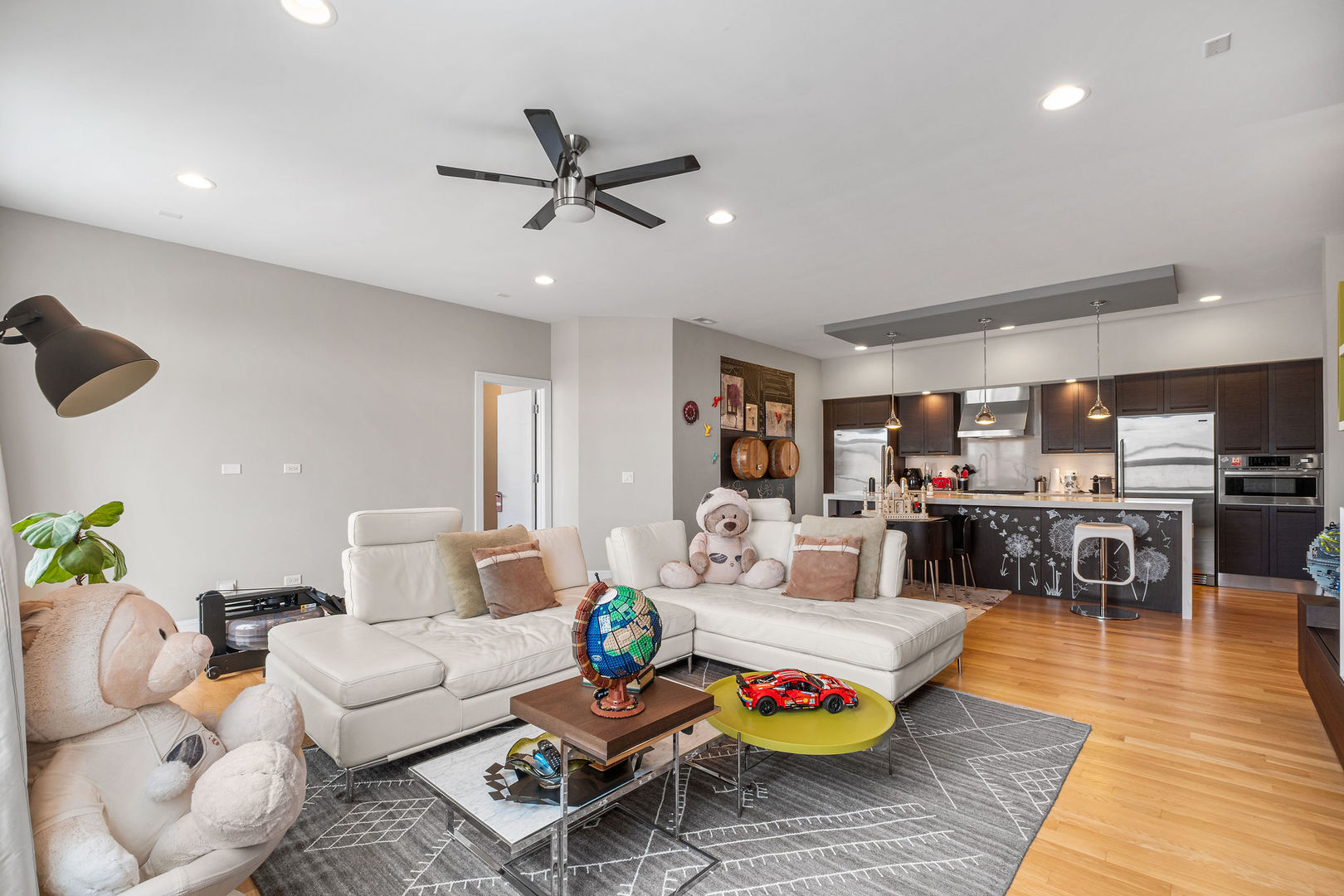 1317 N Larrabee Street 402