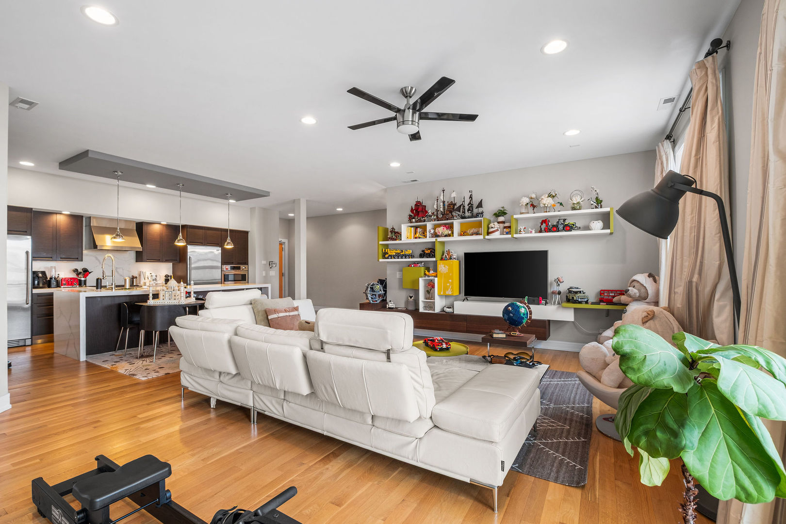 1317 N Larrabee Street 402
