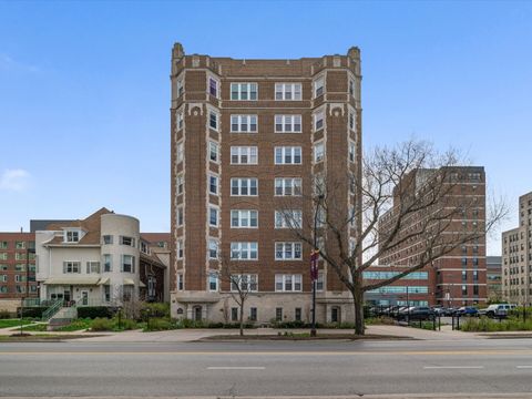 Photo of 6334 N Sheridan Road #3F, Chicago, IL 60660 (MLS # 12628836)