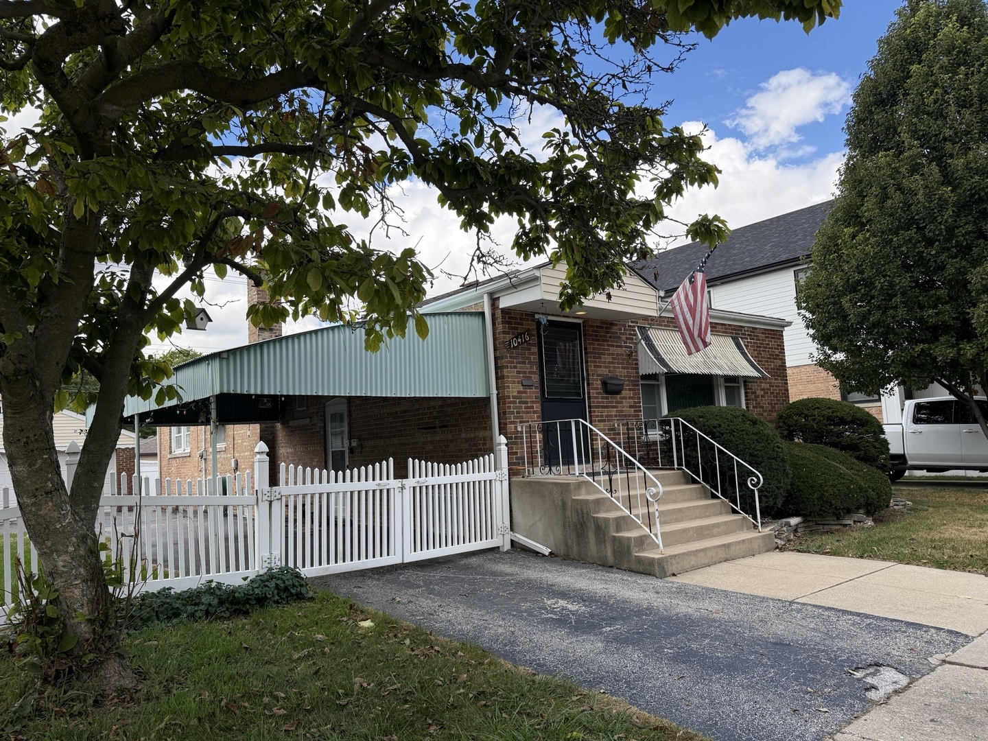 10416 S Sacramento Avenue