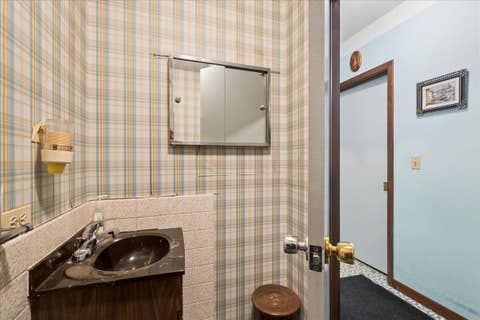 Tiny photo for 609 Forest Edge Lane, Des Plaines, IL 60016 (MLS # 12584516)