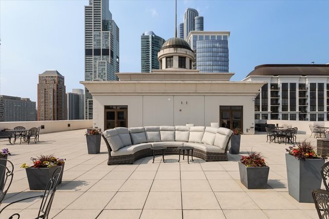 1322 S Prairie Avenue 406