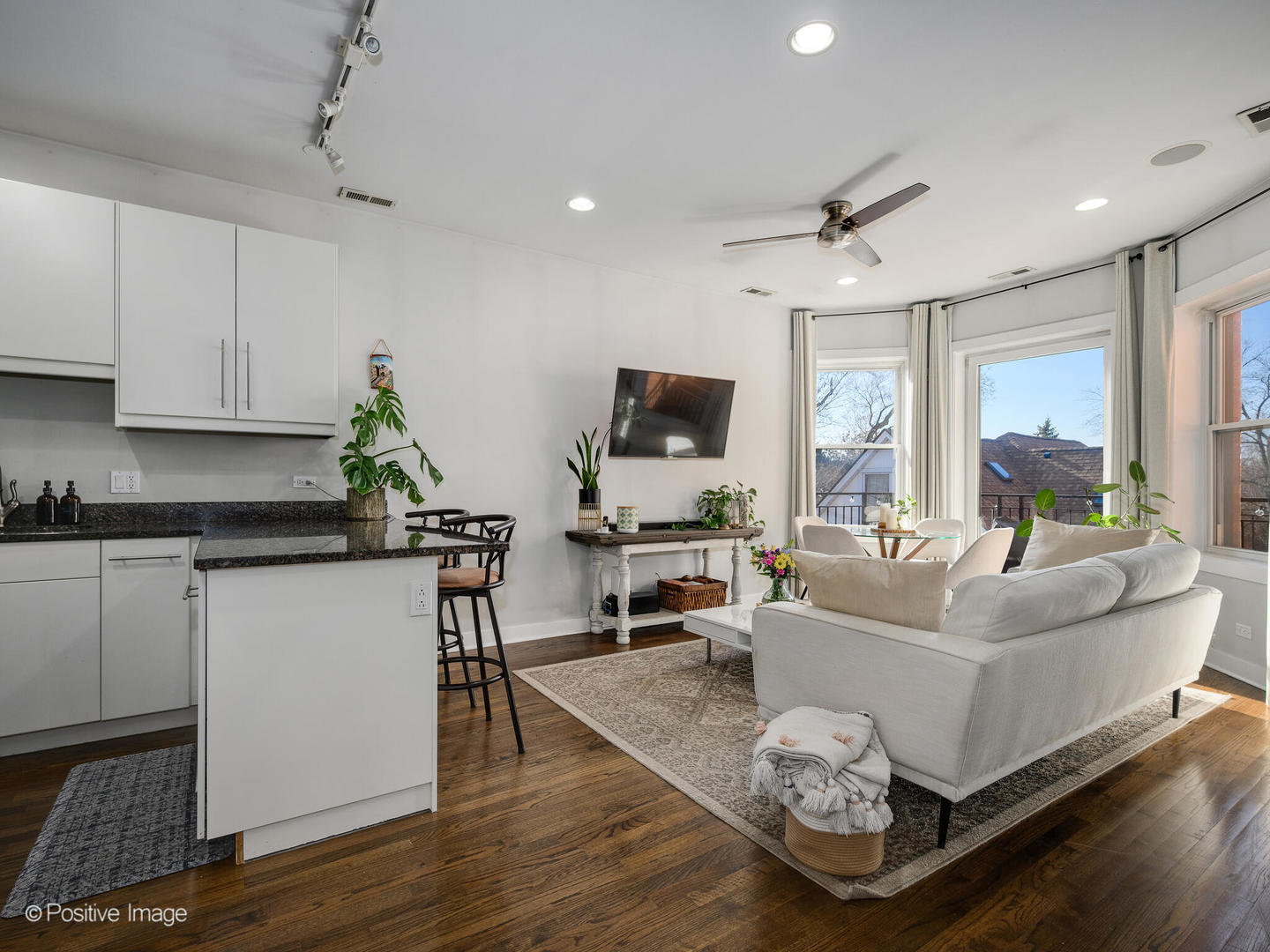 2537 N Sawyer Avenue 3A