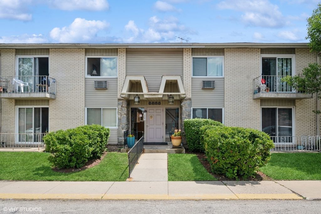 Photo for 8888 Steven Drive #1H, Des Plaines, IL 60016 (MLS # 12498154)