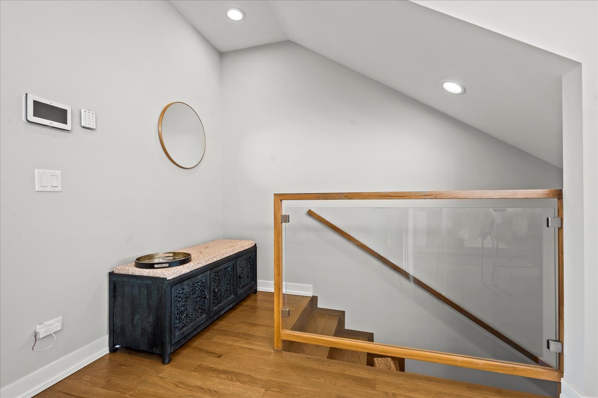 2910 N Sheffield Avenue 301