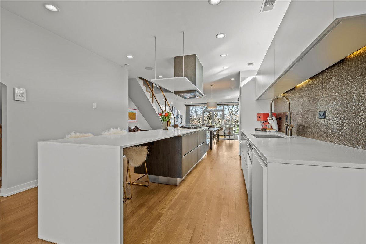 2910 N Sheffield Avenue 301