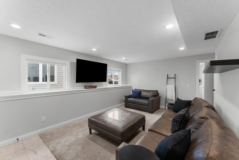 Tiny photo for 6130 Mississippi Avenue, Davenport, IA 52807 (MLS # 12555150)