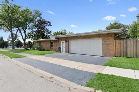 Tiny photo for 353 E Butterfield Road, Elmhurst, IL 60126 (MLS # 12482901)