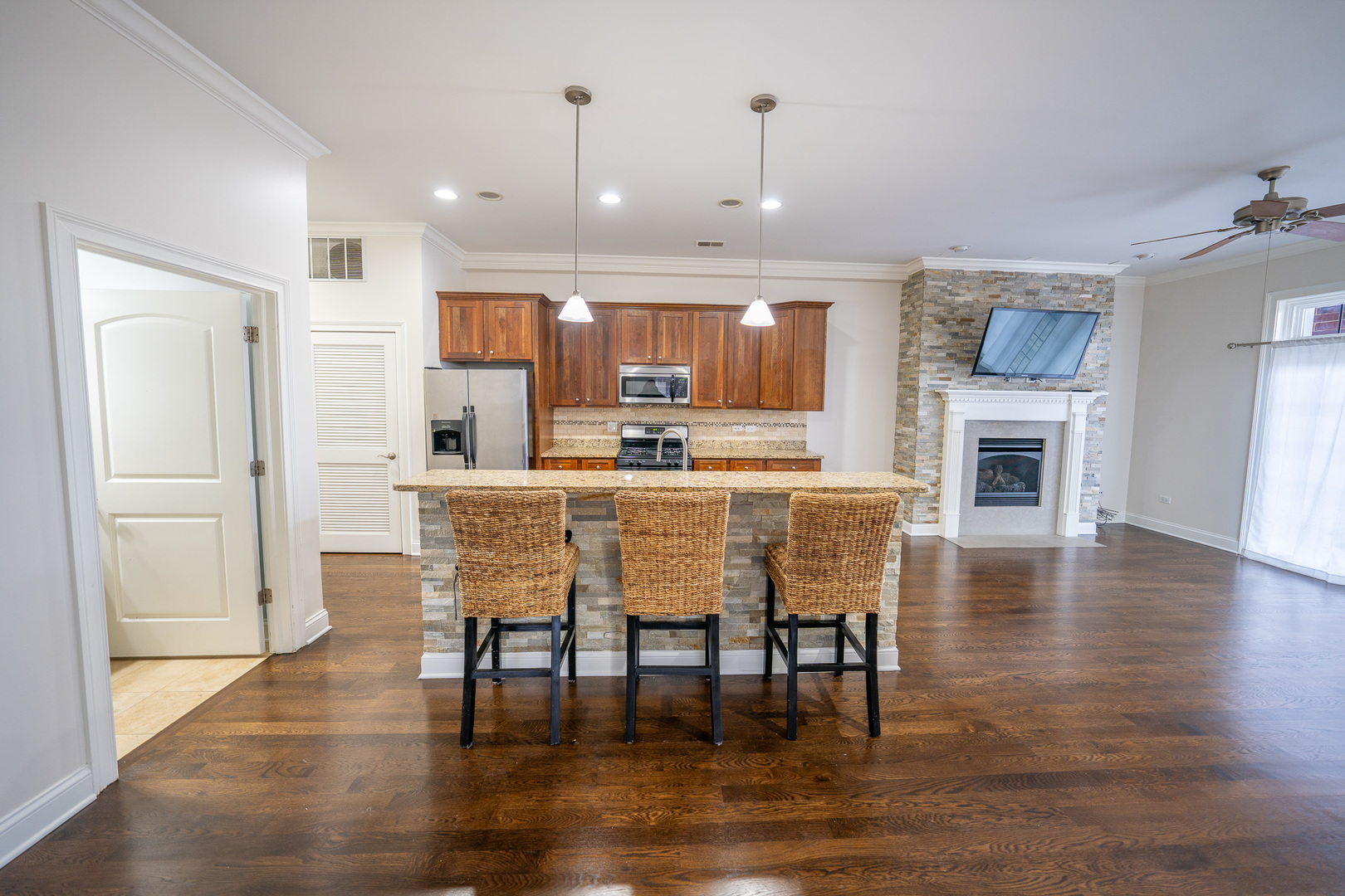 4141 N KEDZIE Avenue 201