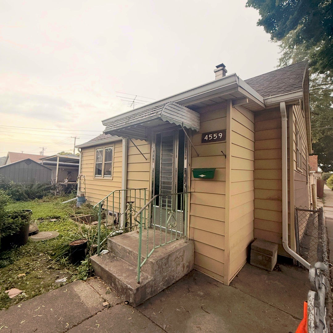 4559 S Karlov Avenue