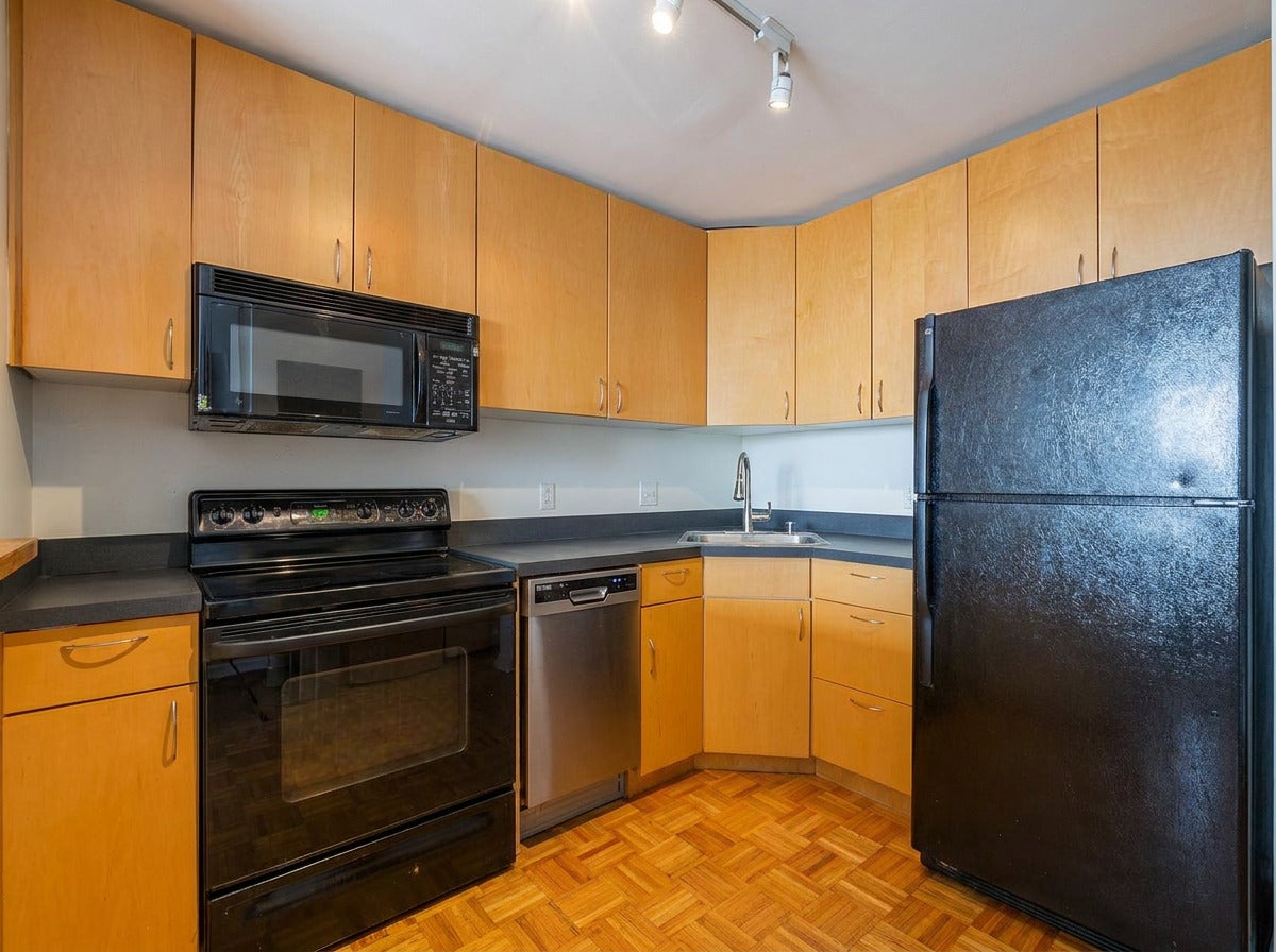 3930 N Pine Grove Avenue 1506