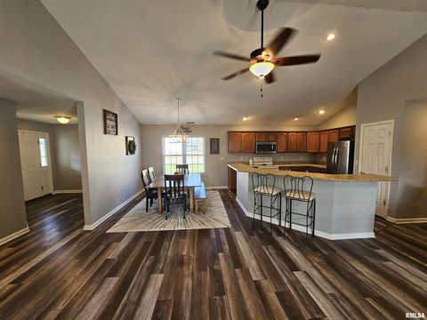 Tiny photo for 408 W BEACON Court, Mt Vernon, IL 62864 (MLS # EB460624)