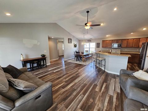 Tiny photo for 408 W BEACON Court, Mt Vernon, IL 62864 (MLS # EB460624)