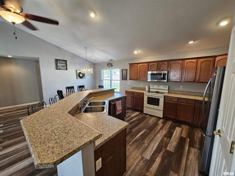 Tiny photo for 408 W BEACON Court, Mt Vernon, IL 62864 (MLS # EB460624)