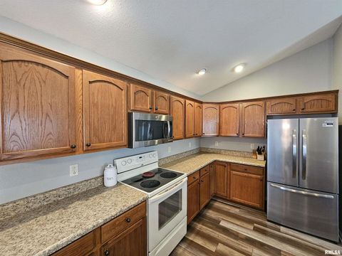 Tiny photo for 408 W BEACON Court, Mt Vernon, IL 62864 (MLS # EB460624)