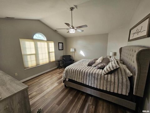 Tiny photo for 408 W BEACON Court, Mt Vernon, IL 62864 (MLS # EB460624)