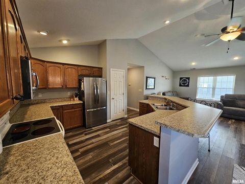 Tiny photo for 408 W BEACON Court, Mt Vernon, IL 62864 (MLS # EB460624)