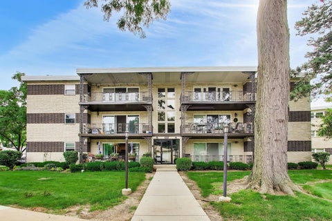 Tiny photo for 901 8th Avenue #12, La Grange, IL 60525 (MLS # 12697617)