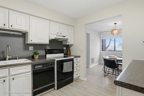 Tiny photo for 440 Raintree Court #1G, Glen Ellyn, IL 60137 (MLS # 12557957)