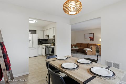 Tiny photo for 440 Raintree Court #1G, Glen Ellyn, IL 60137 (MLS # 12557957)