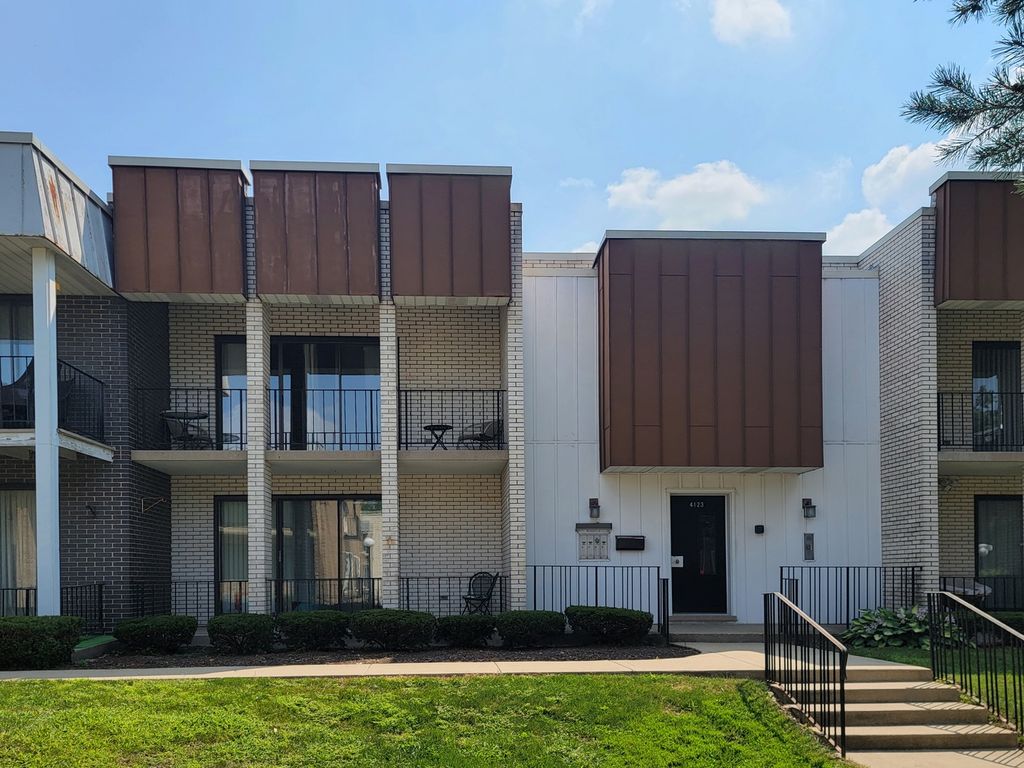 Photo for 4123 W 98th Street #C, Oak Lawn, IL 60453 (MLS # 12503747)
