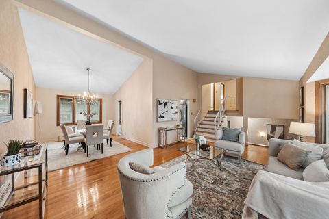 Tiny photo for 1305 E Mulberry Lane, Mount Prospect, IL 60056 (MLS # 12572858)