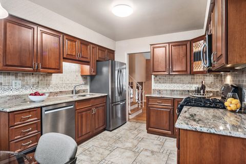 Tiny photo for 1305 E Mulberry Lane, Mount Prospect, IL 60056 (MLS # 12572858)