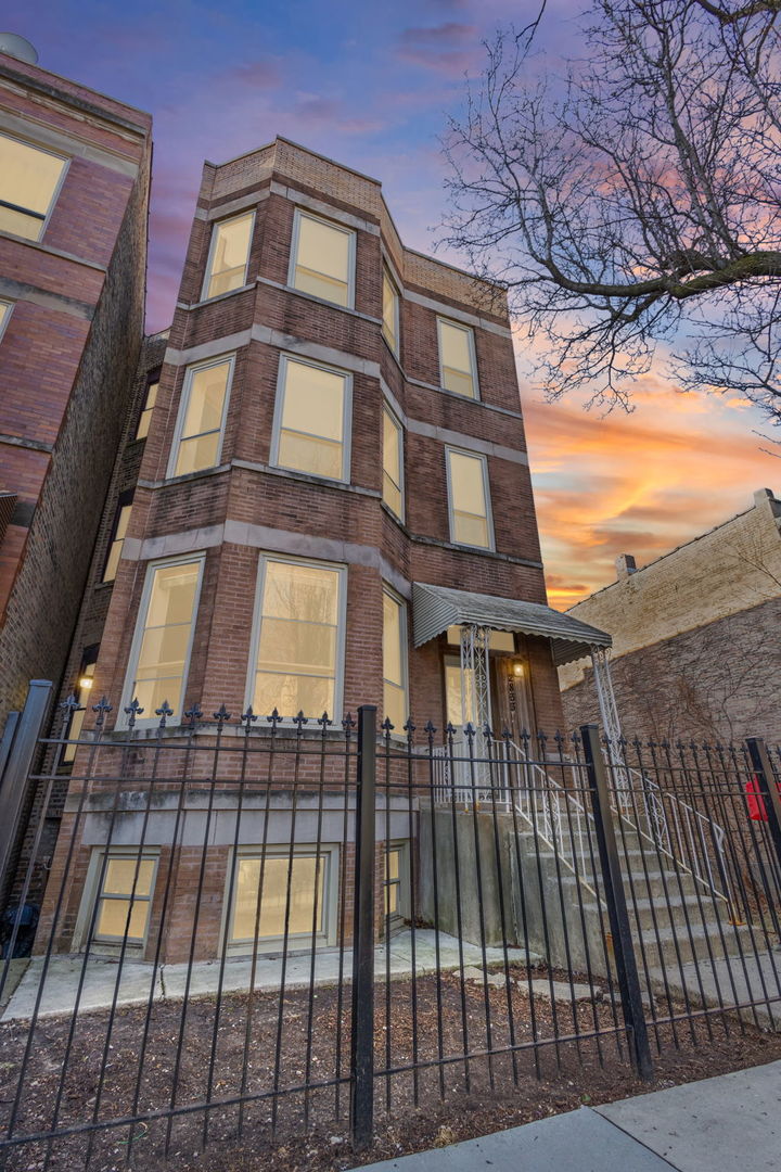 2833 W Polk Street