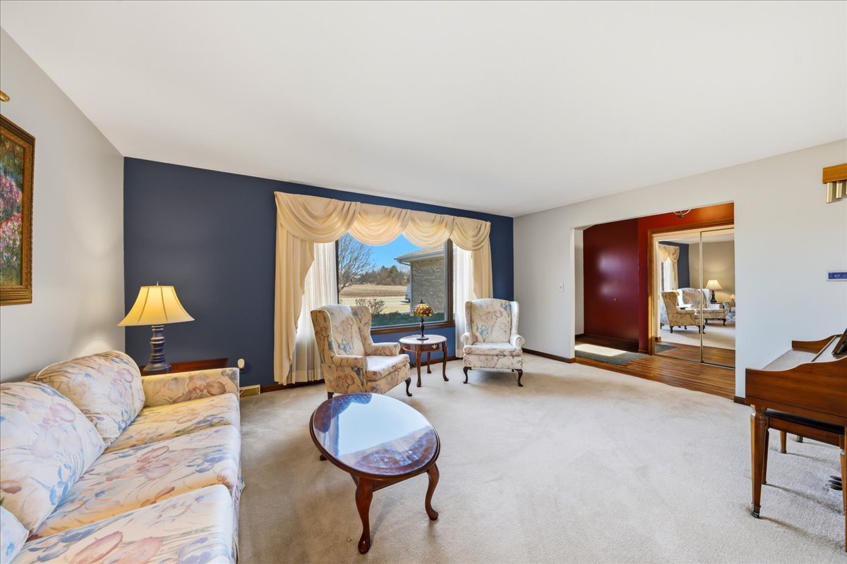 916 W JOLIET Highway