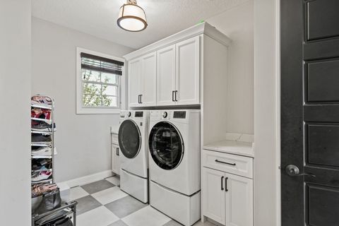 Tiny photo for 4716 Paddington Circle, Bettendorf, IA 52722 (MLS # 12614905)