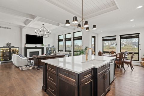 Tiny photo for 4716 Paddington Circle, Bettendorf, IA 52722 (MLS # 12614905)