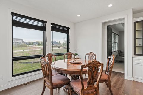 Tiny photo for 4716 Paddington Circle, Bettendorf, IA 52722 (MLS # 12614905)