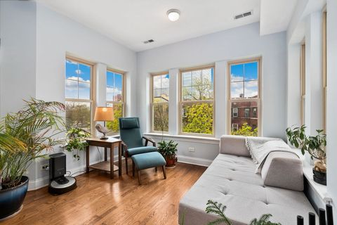 Tiny photo for 824 W Sunnyside Avenue #3, Chicago, IL 60640 (MLS # 12616084)