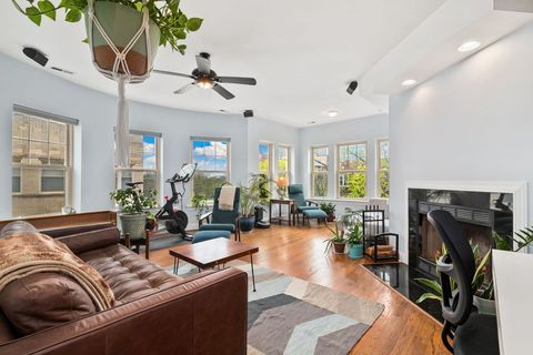 Tiny photo for 824 W Sunnyside Avenue #3, Chicago, IL 60640 (MLS # 12616084)