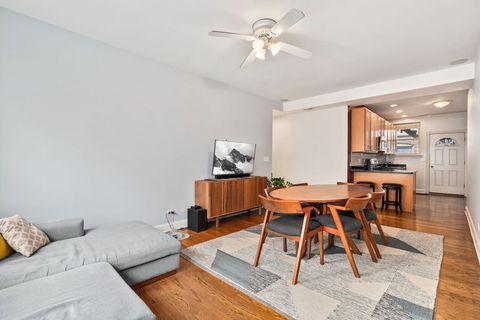 Tiny photo for 824 W Sunnyside Avenue #3, Chicago, IL 60640 (MLS # 12616084)