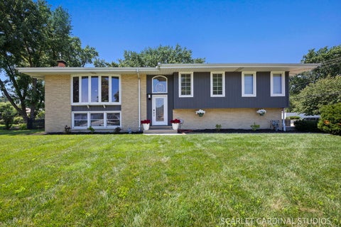 Photo of 560 Lincoln Street, Roselle, IL 60172 (MLS # 12690114)