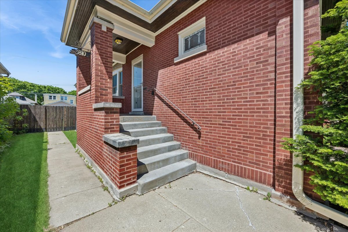3810 N Mozart Street