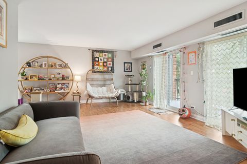 Tiny photo for 1415 E Central Road #422C, Arlington Heights, IL 60005 (MLS # 12496833)