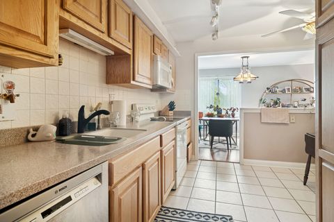 Tiny photo for 1415 E Central Road #422C, Arlington Heights, IL 60005 (MLS # 12496833)