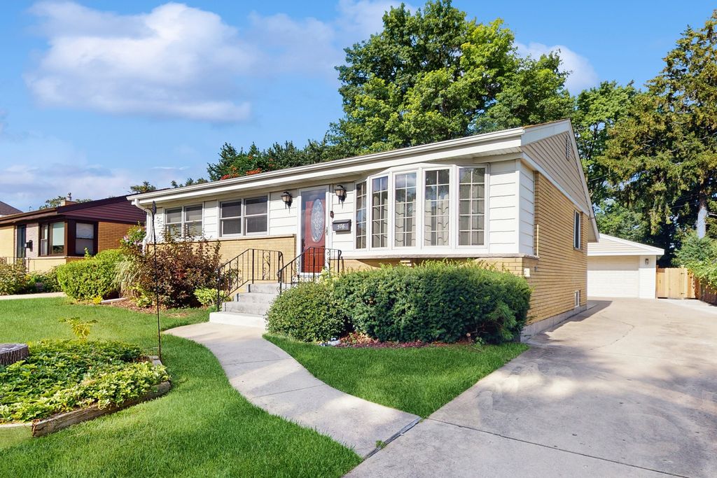 Photo for 576 Amherst Avenue, Des Plaines, IL 60016 (MLS # 12503890)