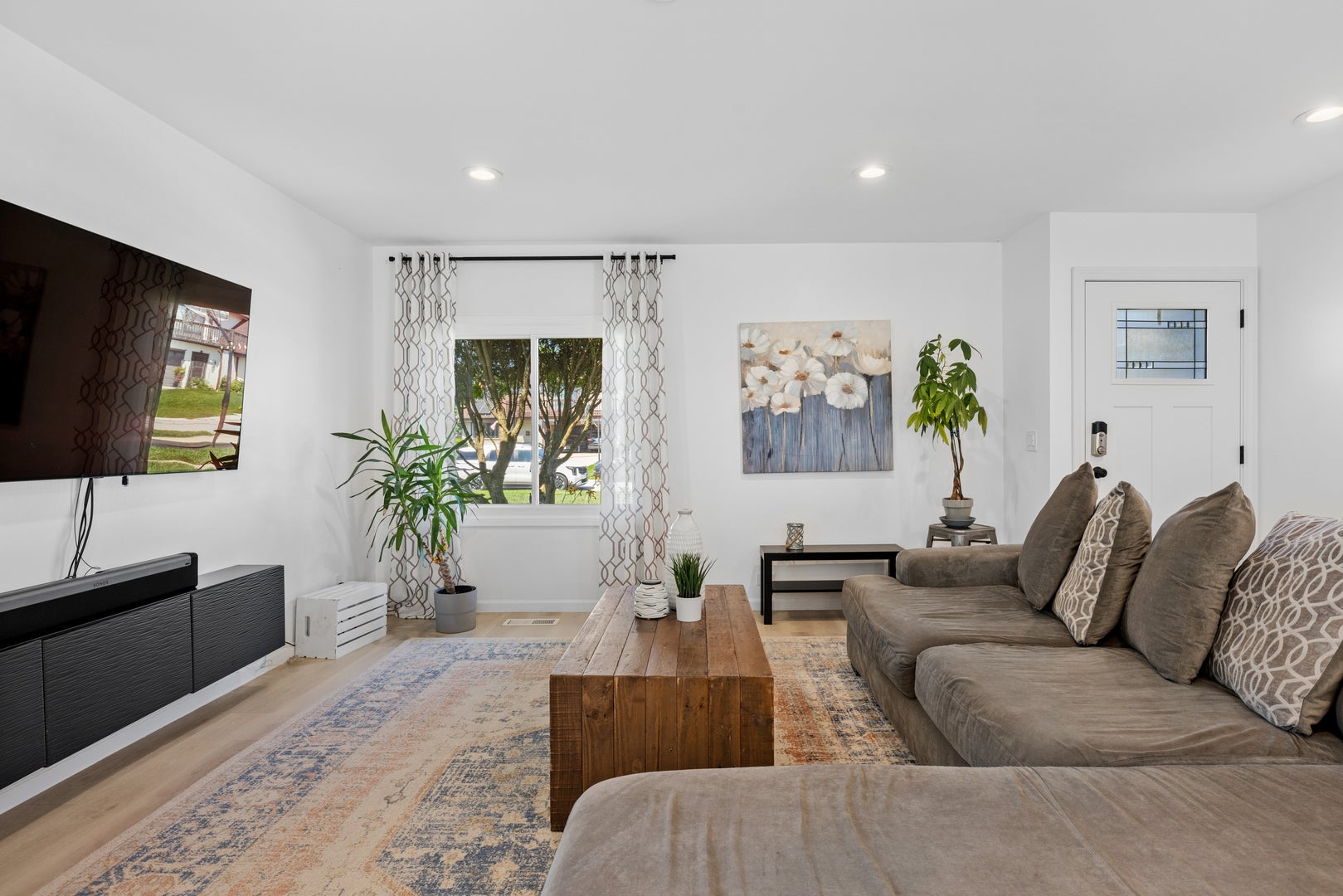 5813 E Beverly Circle